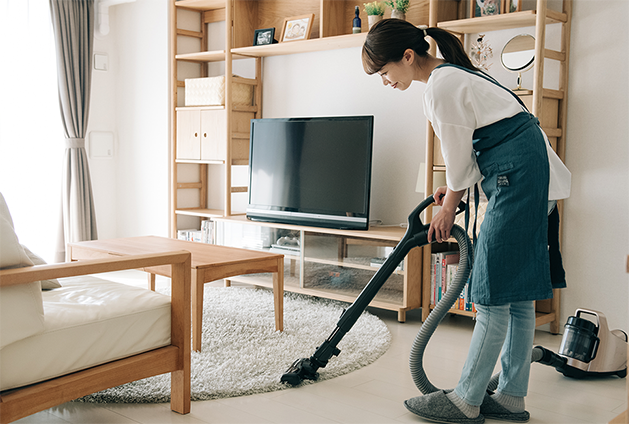 不注意で掃除機をテレビにぶつけてしまう！